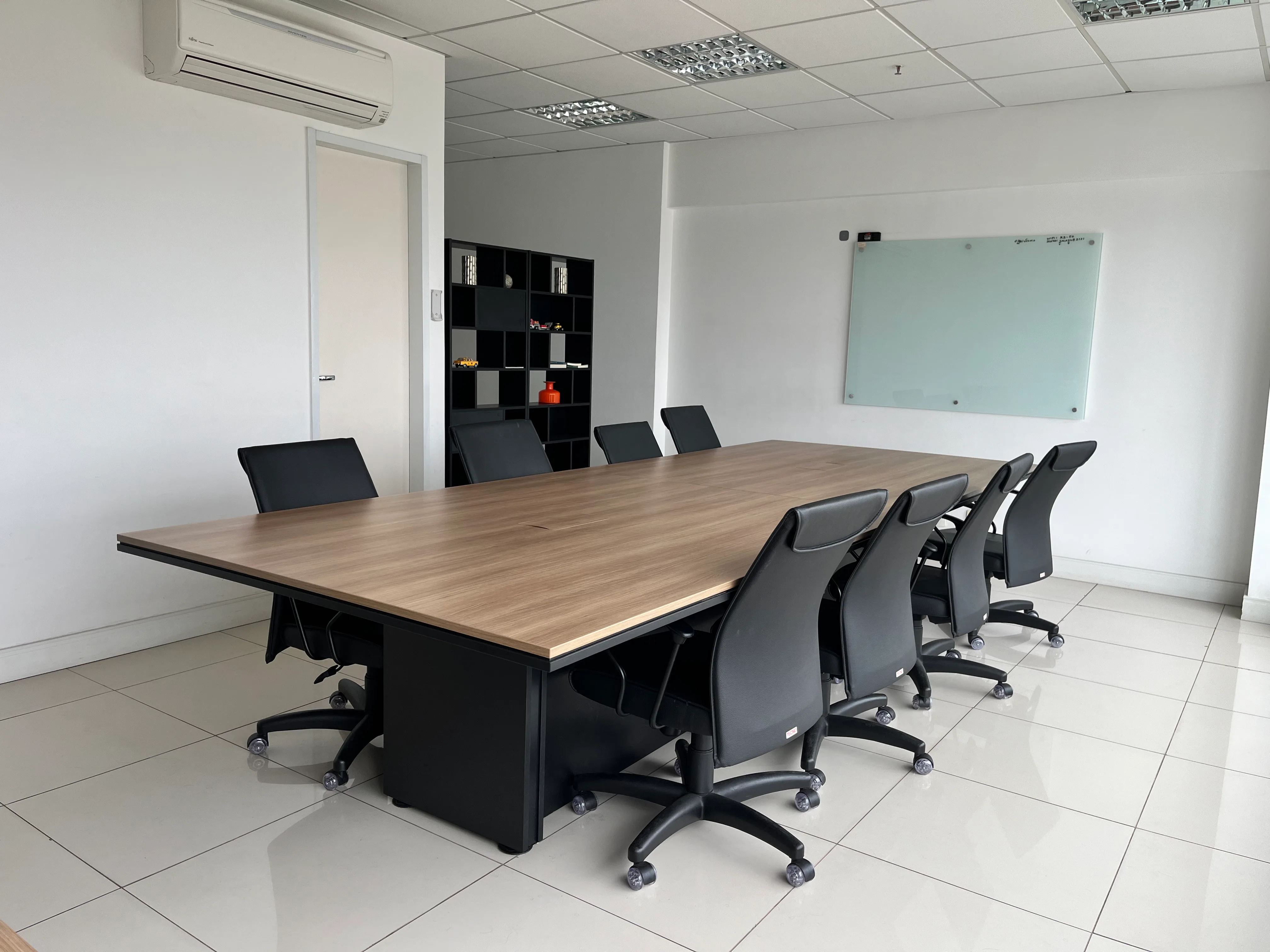 Sala de reunião com Smart TV 65 polegadas exibindo painel financeiro CNN Money