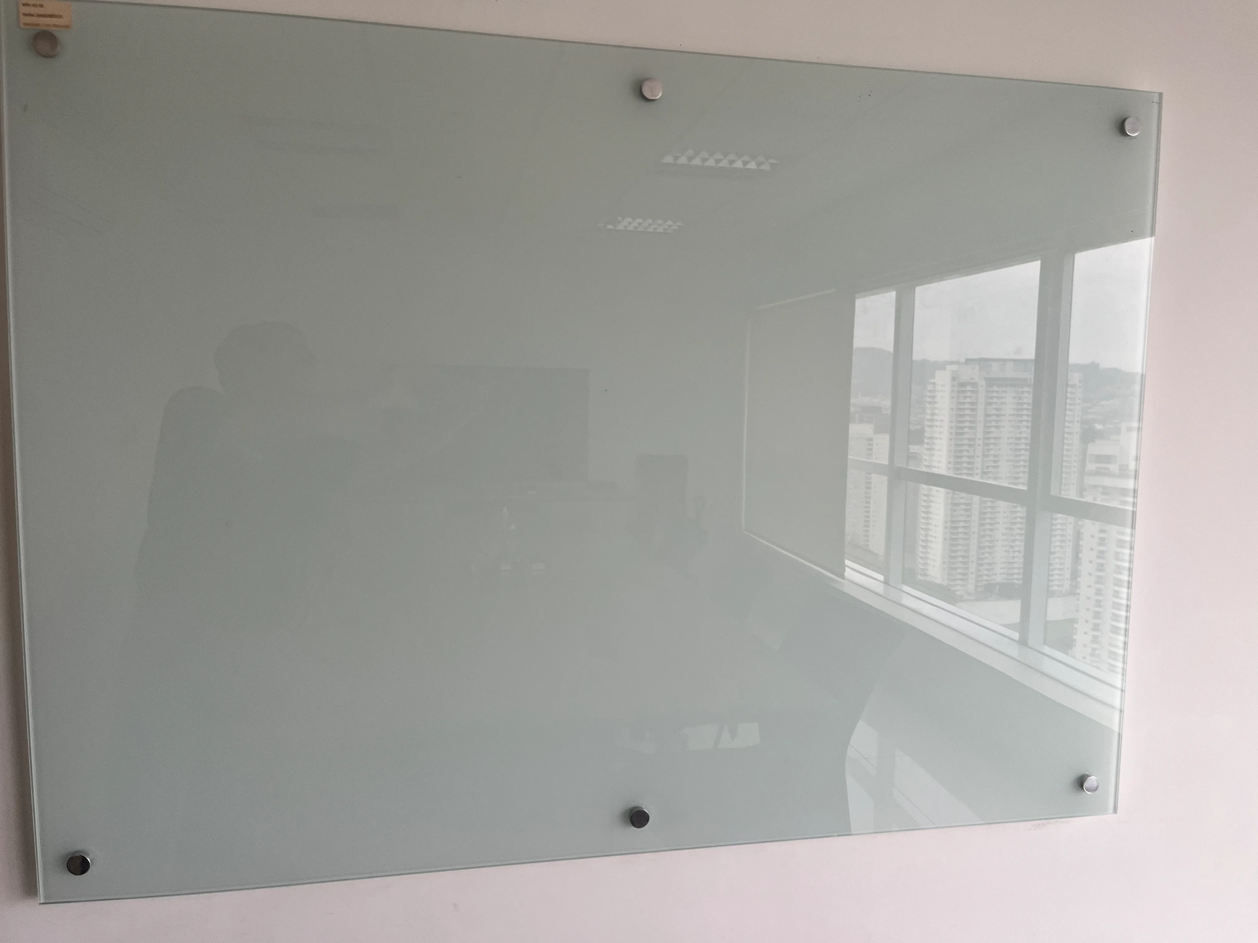 Lousa de vidro para anotações e brainstorming na sala executiva