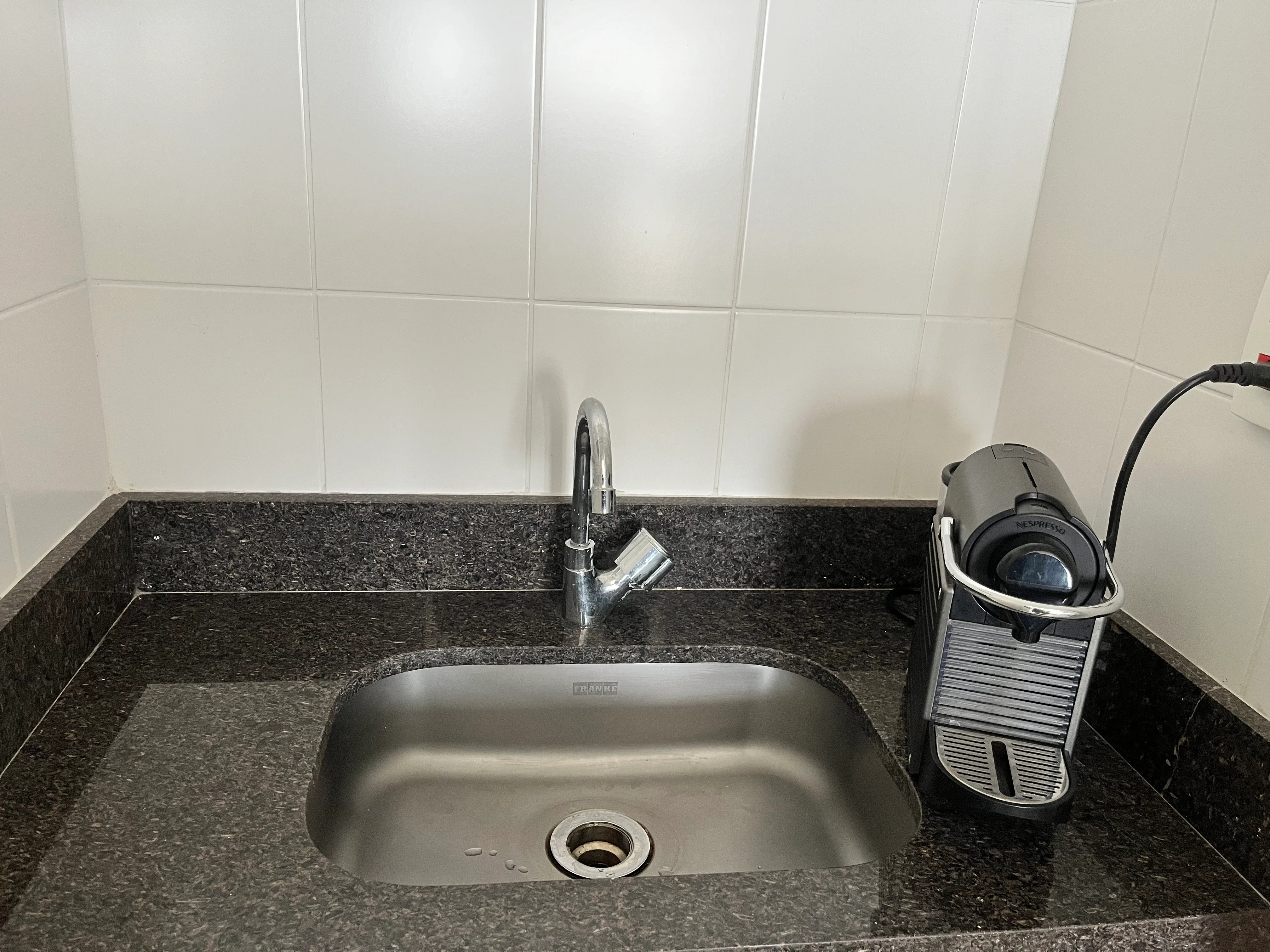 Copa com cafeteira Nespresso disponível para os participantes da reunião