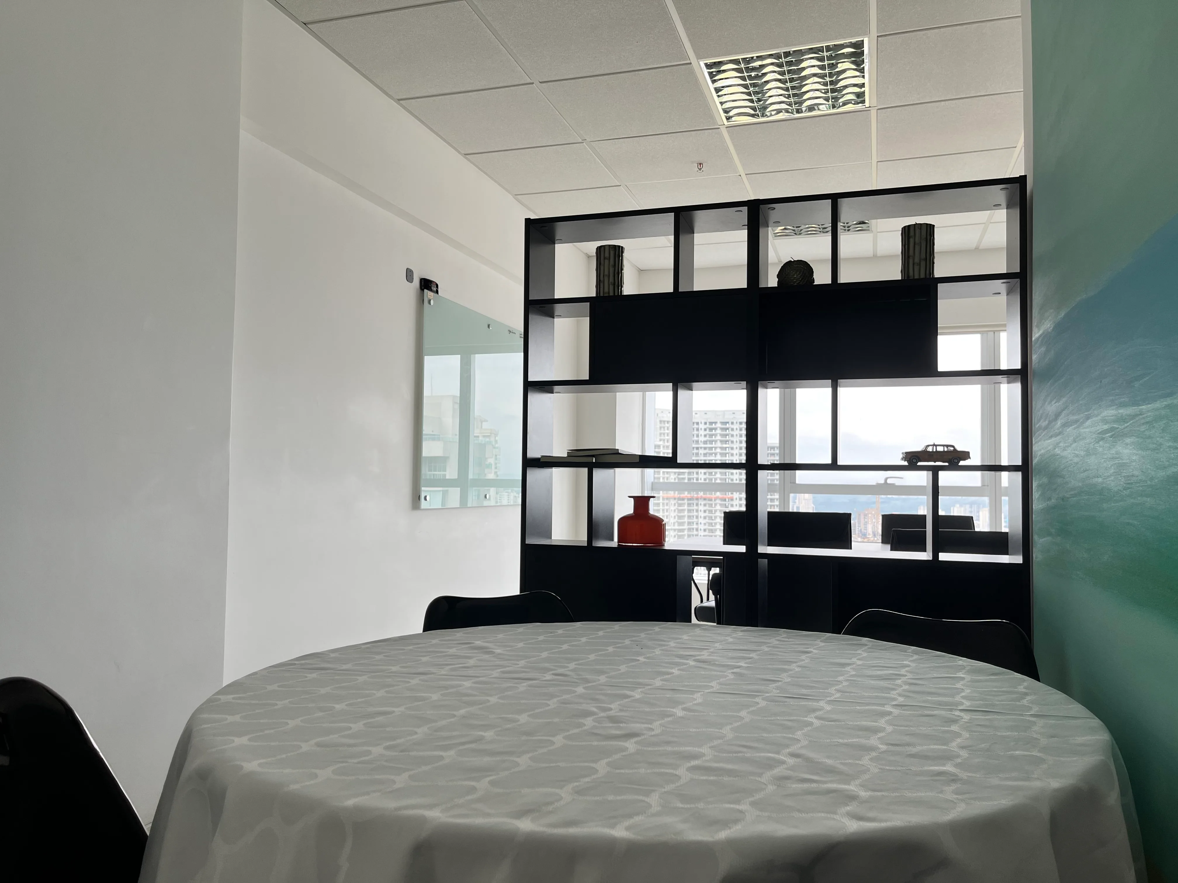 Mesa de apoio redonda da Sala K2 para coffee break e conversas paralelas